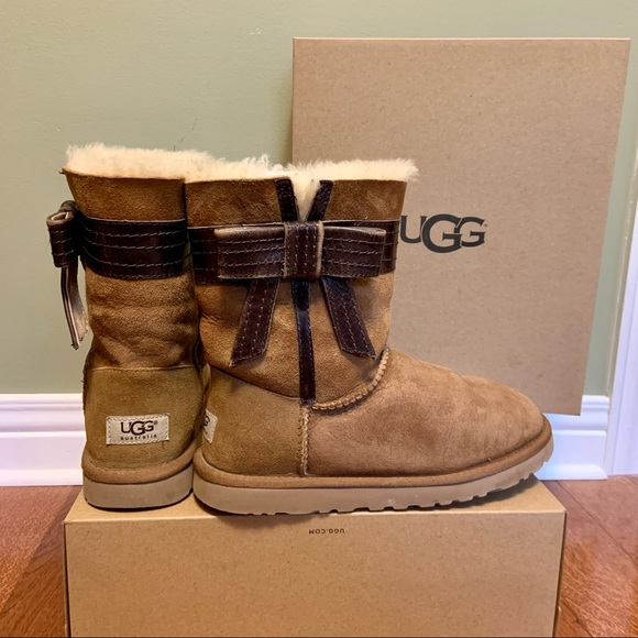 karleygreer's tweet photo. So good I had to share! Check out all the items I'm loving on @Poshmarkapp #poshmark #fashion #style #shopmycloset #hunter #katespade #ugg: https://t.co/7ZrPaMPv0r https://t.co/HsiXTqFvMB