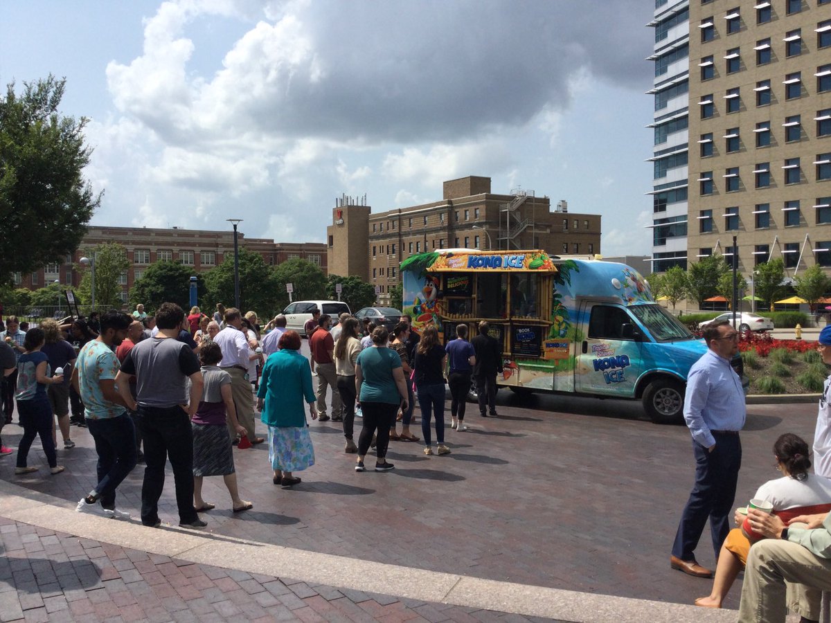 UCincyMedicine's tweet photo. Thank you ⁦@Prez_Pinto⁩ for the cool Kona Ice on a warm 90-degree afternoon! It was a great way to welcome us back to campus and bring many of us from the ⁦⁦@uofcincy⁩ College of Medicine together after a long 16 months. https://t.co/w53kWFWbpq
