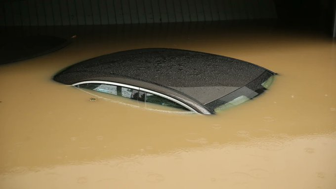 Auto fast vollständig von Hochwasser überschwemmt