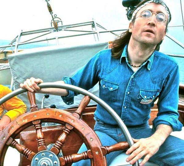 Bladda3's tweet photo. Armin #laschet nach der nächsten Flutkatastrophe auf der Suche nach den letzten Wählern der #CDU .
Die Perücke ist im Übrigen von #vanlaak und das Boot von #rwe .
#illner https://t.co/0Ez3lqdd4g