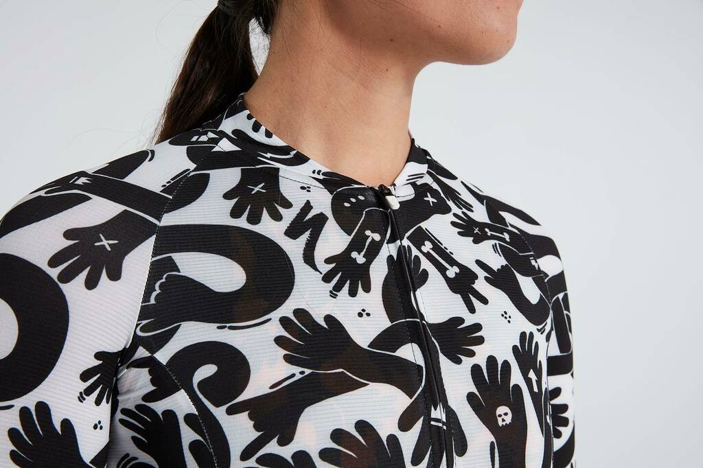 “All Hands on Deck” 

This custom collection is inspired by communities uniting during this difficult year and coming out stronger together. 
🤝👏👊
•
Illustrative design by @mckenzie.sampson

Shown on our SL Air jersey + SL R bib shorts.

#specializedc… instagr.am/p/CRXGOoTjYZQ/