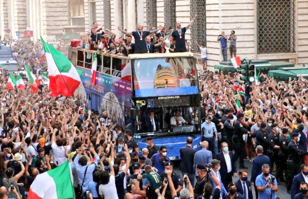 PERCHÉ RIGUARDARE LA PARTITA DA VITTORIOSI È ANCORA PIÙ BELLO E ANCORA PIÙ BELLO È RIVEDERE L'INGHILTERRA PERDERE 
#ItsComingRome #NotteAzzurra #Euro2020Final #ItaliaInghilterra #SognoAzzurro