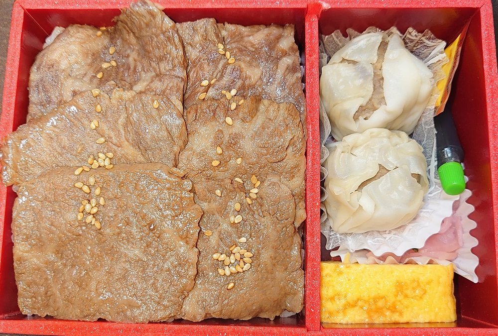 山形県 本日は 駅弁記念日 明治18年の今日 日本で初めて駅弁 が発売されたことに由来 駅弁界に名を轟かせる強者 それは 米沢牛 弁当 人気駅弁を決める 駅弁味の陣 でも入賞の常連です 総合評価トップ を獲ったことも 一口頬張れば やわらかいお