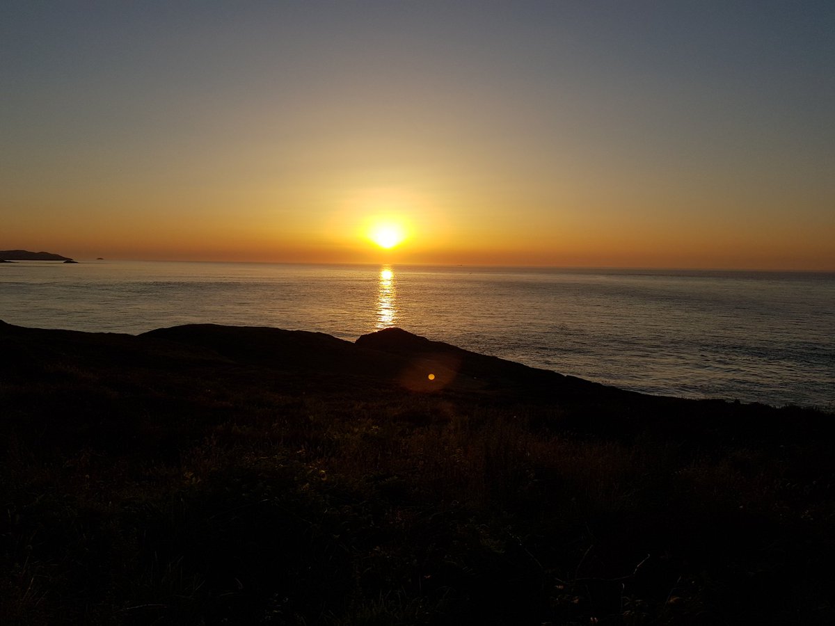kendie's tweet photo. Fabulous sunset at Point Lynas lighthouse tonight #sunset #PointLynasLighthouse #Anglesey https://t.co/U9qb4I5DhY