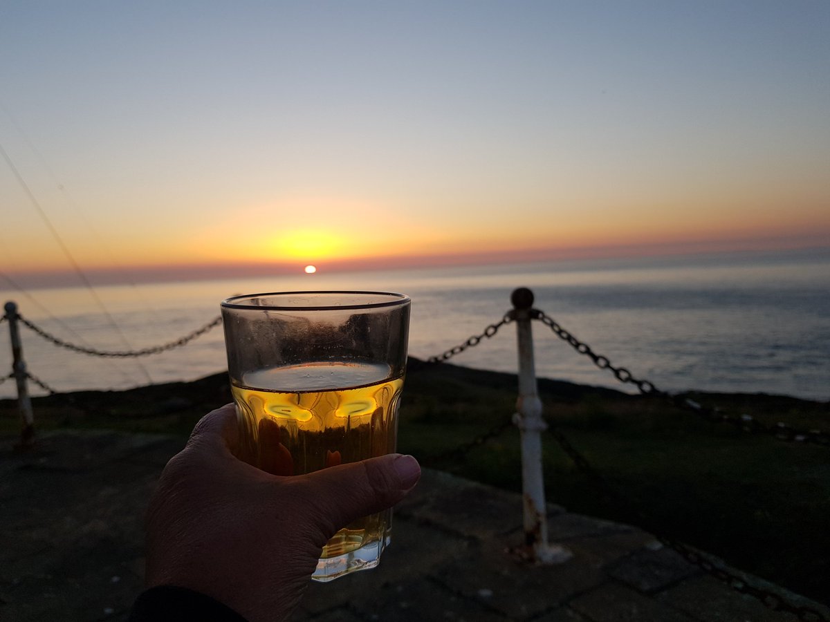kendie's tweet photo. Fabulous sunset at Point Lynas lighthouse tonight #sunset #PointLynasLighthouse #Anglesey https://t.co/U9qb4I5DhY