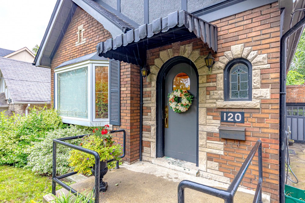 urbaneer's tweet photo. 57 emails and phone calls in less than 48 hours asking about this vintage #bungalow for $999,900 just east of #SouthKingsway - #Swansea #Toronto #TOrealestate #TorontoRealEstate - #CanadianHousing - here's the link --> https://t.co/Y1CpZAZsbf https://t.co/vXFR36N3Ot