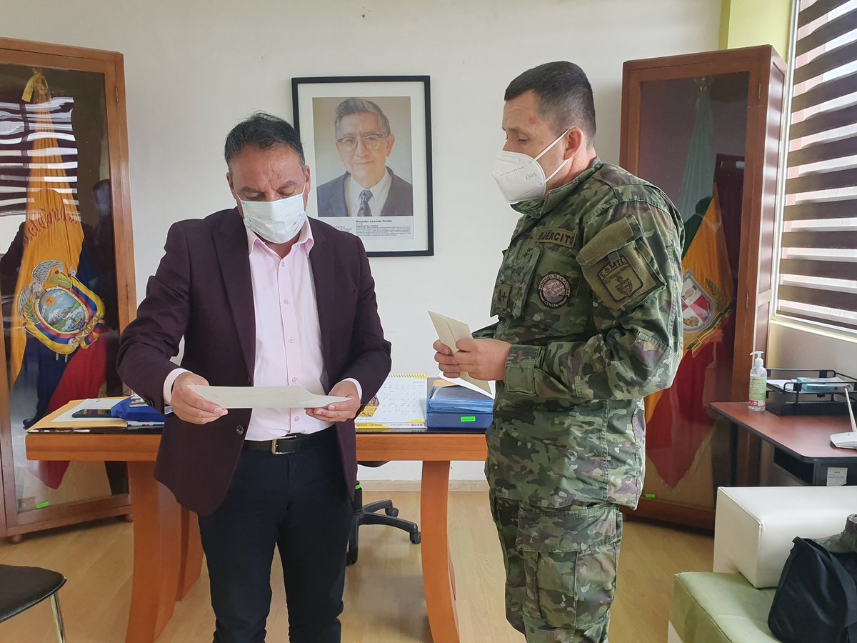 GoberCarchi's tweet photo. El gobernador de Carchi, Lic. @yacomarlon Martínez, recibió al Myr. Diego Aguirre, Jefe de Comunicación de la @esmilecuador para coordinar la visita a Tulcán de 500 cadetes desde el lunes 19 al viernes 23 de julio, quienes cumplirán actividades militares, deportivas y religiosas. https://t.co/CkWym5gdgm