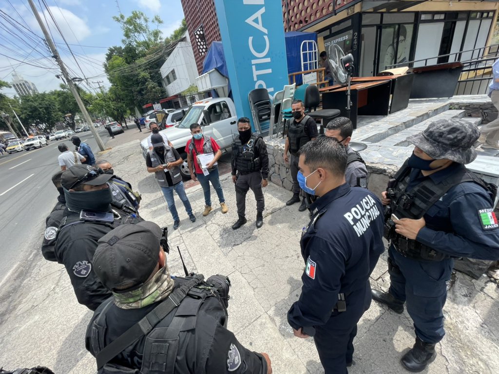 PoliciaGDL's tweet photo. Continuamos con los operativos contra ‘coyotes’ y apartalugares en las inmediaciones del @USCGGuadalajara, con el apoyo de @SSeguridadJal. 
Si realizas el trámite de tu visa, te recomendamos no aceptar los servicios de terceros.
#SomosEquipo
👮🏽🚓👮🏽‍♂️ https://t.co/WXSxAkXIEB