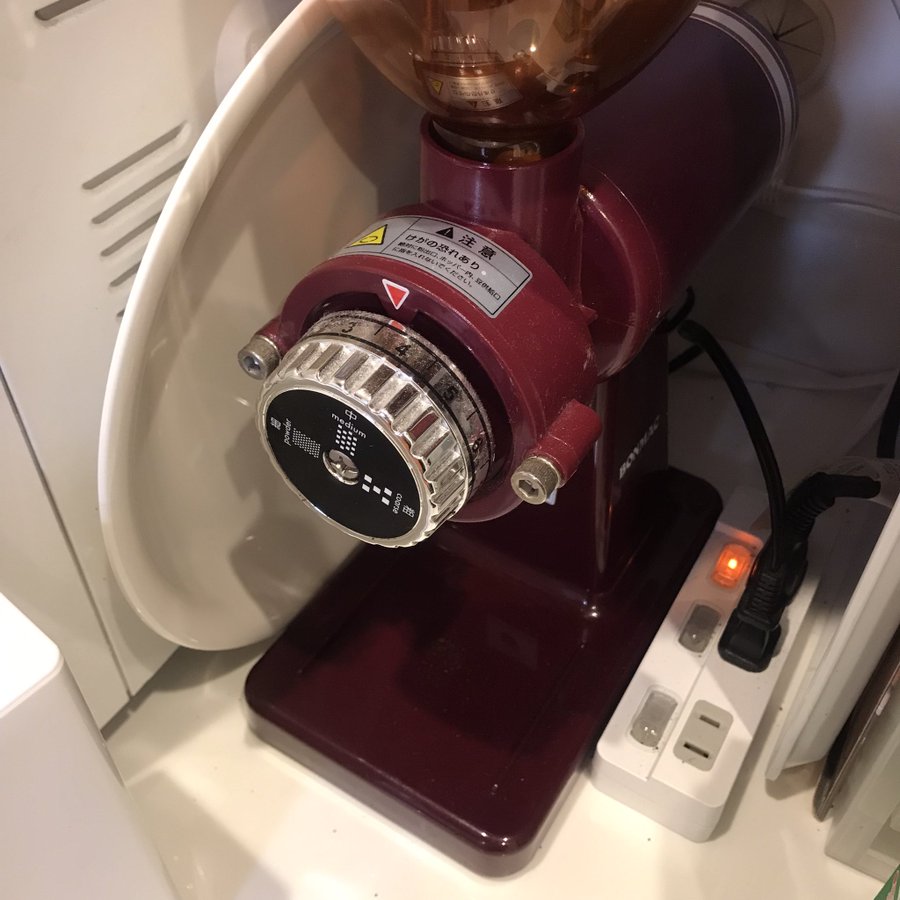 対策 22年最新冬場のコーヒーミルの静電気を抑える方法 粉の張付きが激減 コンビライフblog