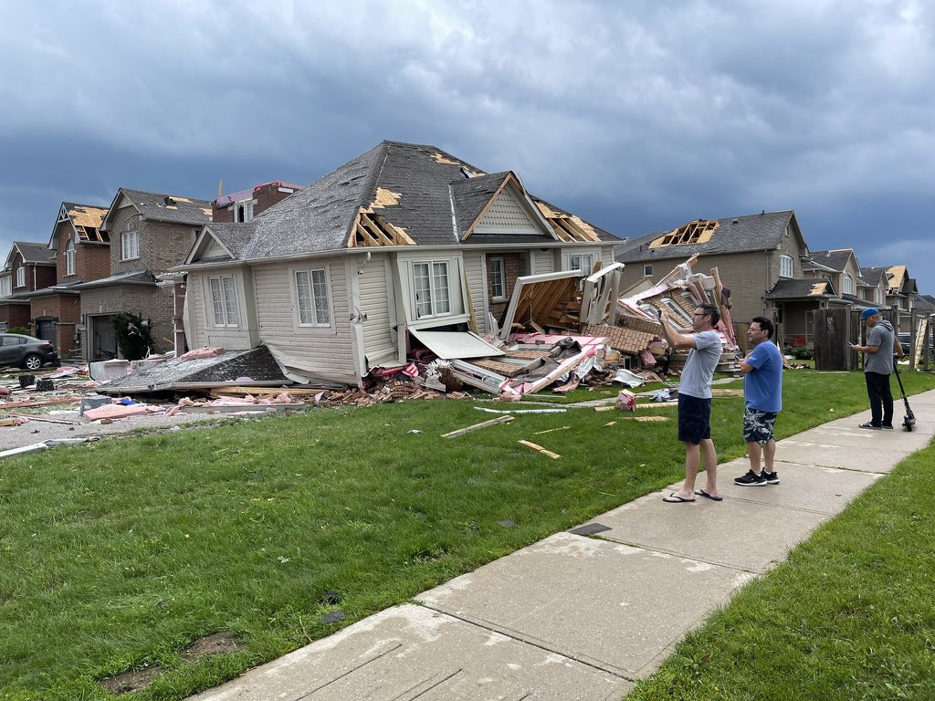 Our thoughts are with @Barrie_Fire, @MainprizeCory,
@BarriePFFA and the other first responders this afternoon as they deal with the aftermath of another major storm today!

#ONStorm 
#barrietornado 
@simcoecountyemc