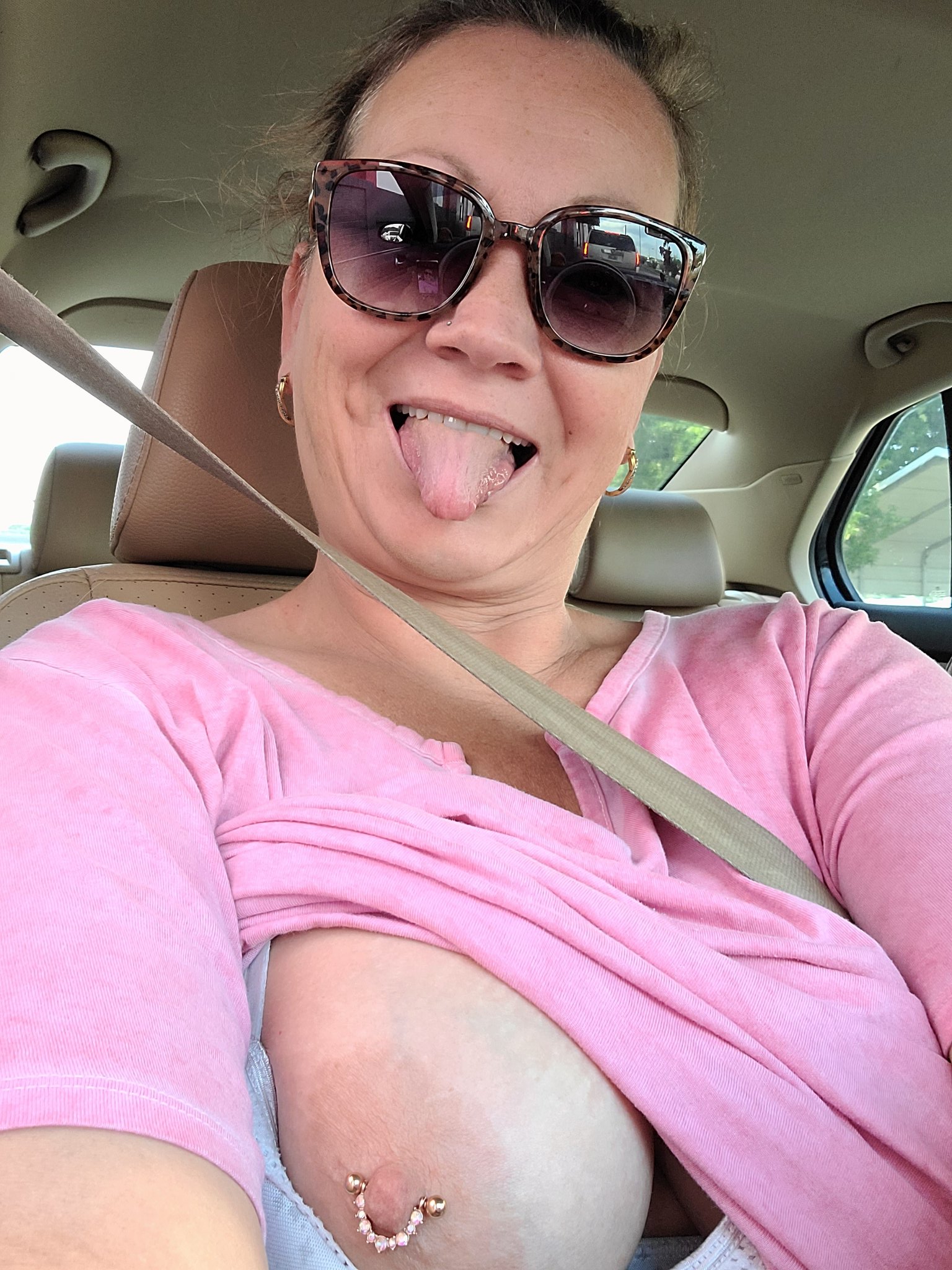 Just a cougar waiting on some chicken.... #CougarNation #piercing #picoftheday #feetworshi̇p #bodypositivitymovement #over40 #BigNaturals https://t.co/e9sp9jvZoc