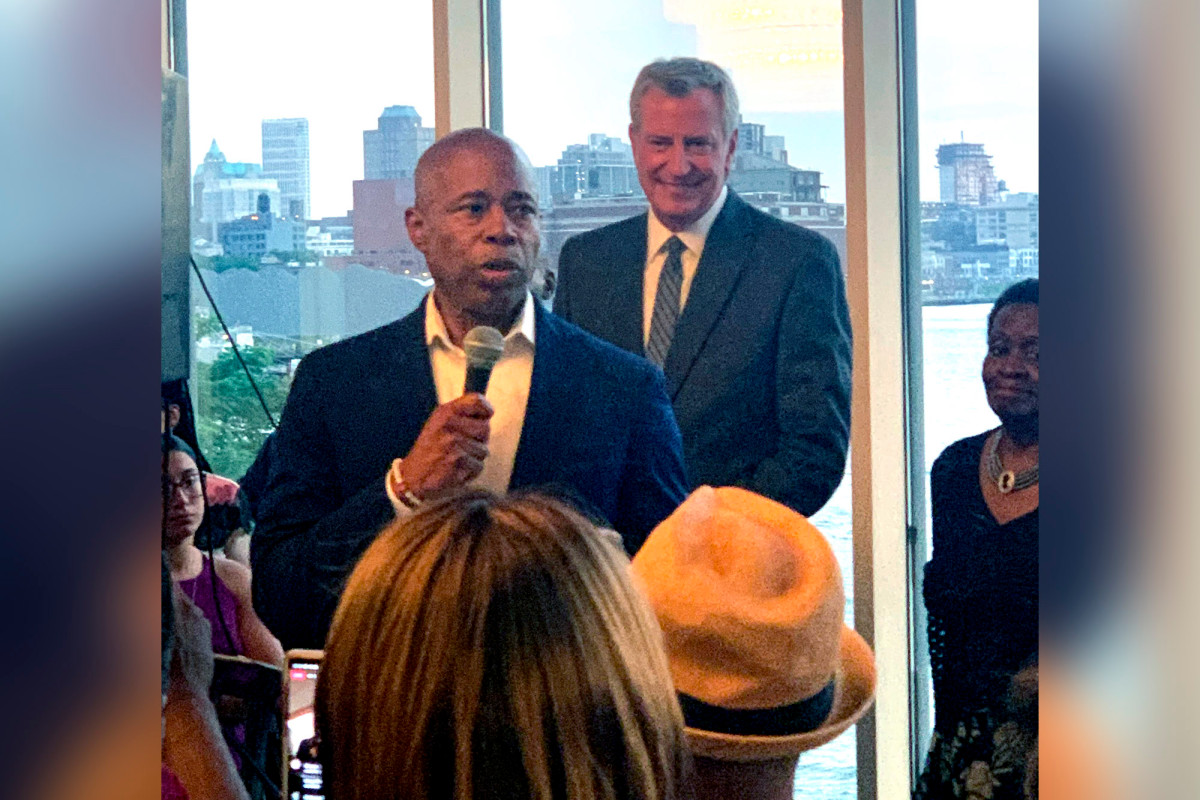 'I am the mayor' Eric Adams upstages de Blasio at NYC Democratic Party event