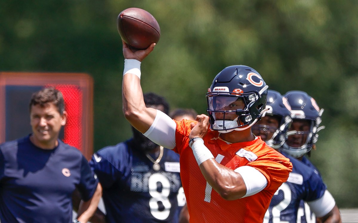 Diehard #Bears fan who was shot, seriously wounded had this thought in ambulance while fighting for his life: 'I can't die before seeing Justin Fields take the field'  

bit.ly/3z2ZM01 via @ParkinsSpiegel Show