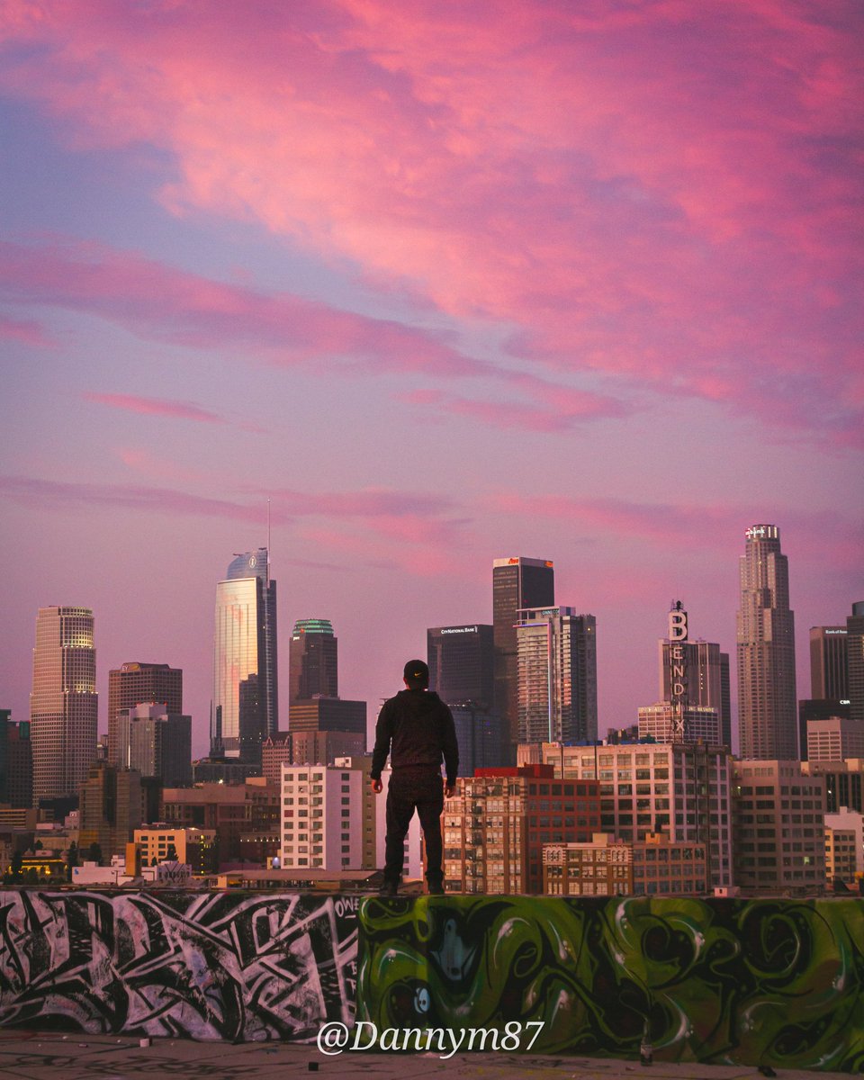 Chasing Rooftops! #teamCanon #sunset #travel_capture #moodysunsets #photography #dtla #moodyphotography #rooftopphotography #rooftops #sunsets #landscapephotography #depthobsessed #travelphotography #chasingrooftops #sunriseglow #depthoffield #rooftopviews #morningglow #nature