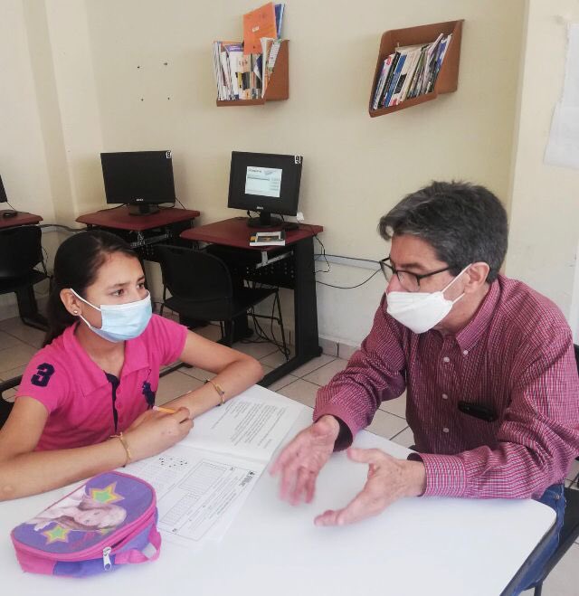 BarraganHelios's tweet photo. Esmeralda tiene 12 años, no pudo terminar su primaria y está presentando su examen para certificarla en la Plaza de Villa de Zaragoza del @ieeaslp, quiere empezar ya su Secundaria, seguro lo va a lograr! #JornadaNacionalINEA https://t.co/mB5EQlKpix
