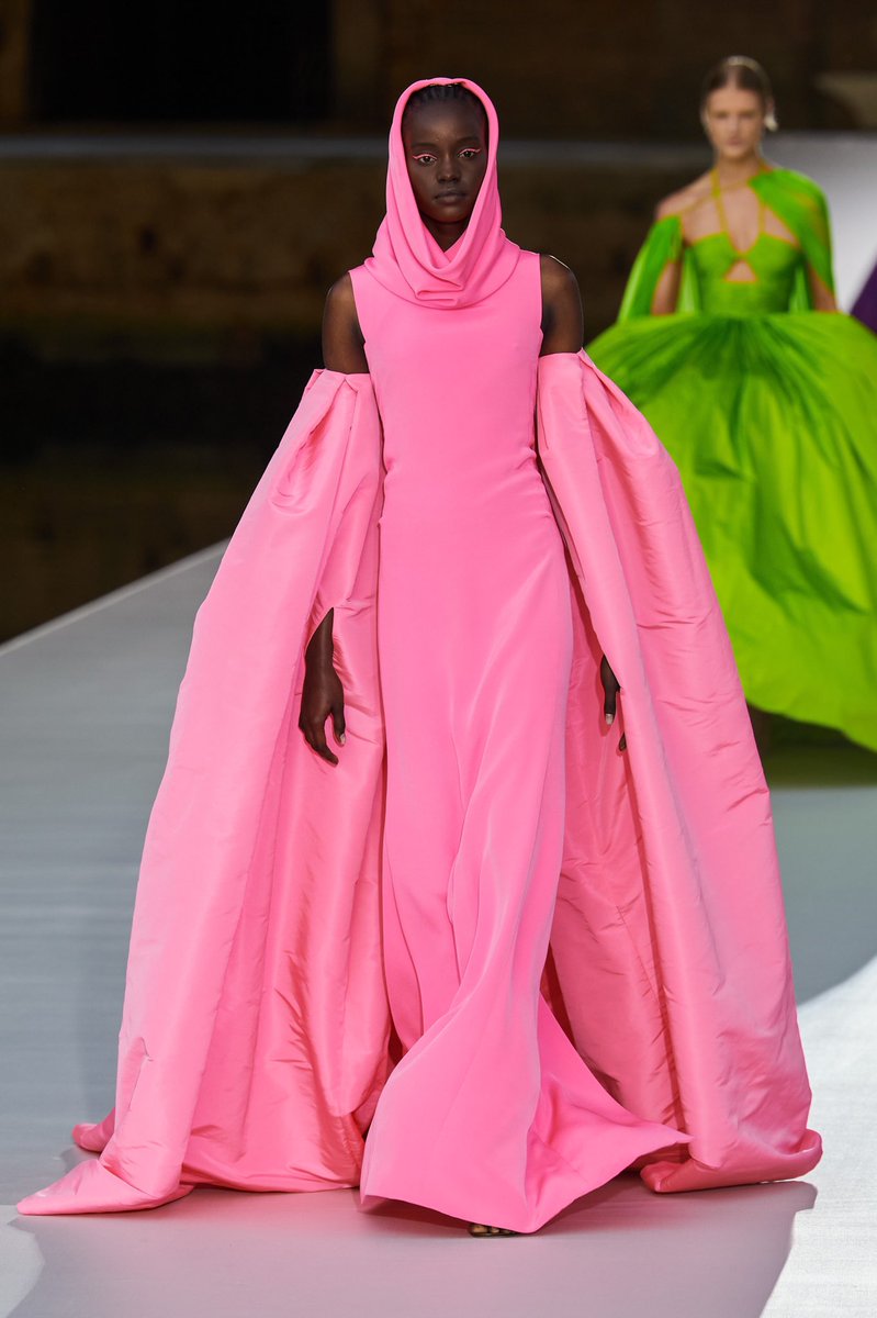 flyrebel's tweet photo. Pierpaolo’s lens on couture is just…… so modern &amp; fresh! It’s just always so damn good!! He is the reining master of color tbh! https://t.co/iVp0YFgiTe