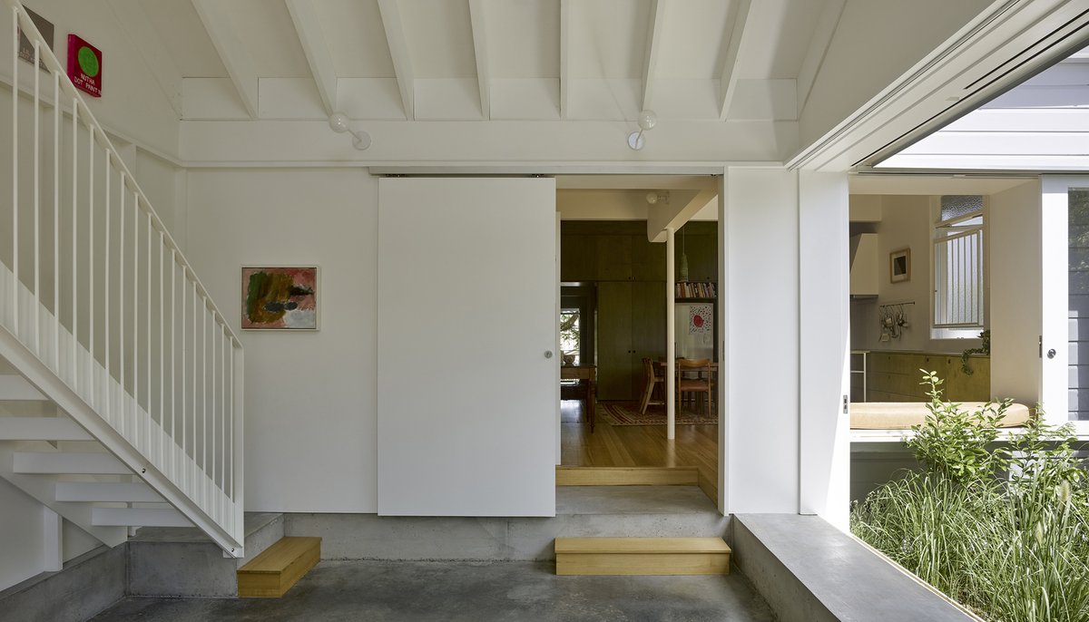 Light1Realty's tweet image. This #coolhome carries a simple design but looks unique on its #exteriordesign.  cpix.me/a/125378111