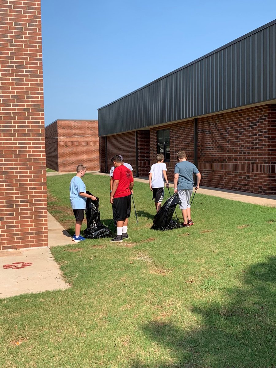 MoorePublicSch's tweet photo. Many thanks to @ServeMoreOK for their phenomenal efforts to help our students, staff, and schools! They have volunteered at Winding Creek, Bryant, and Southgate and will help at Central and Houchin very soon. We are grateful for their service and heart! #mpspride https://t.co/q9DCscCRxd