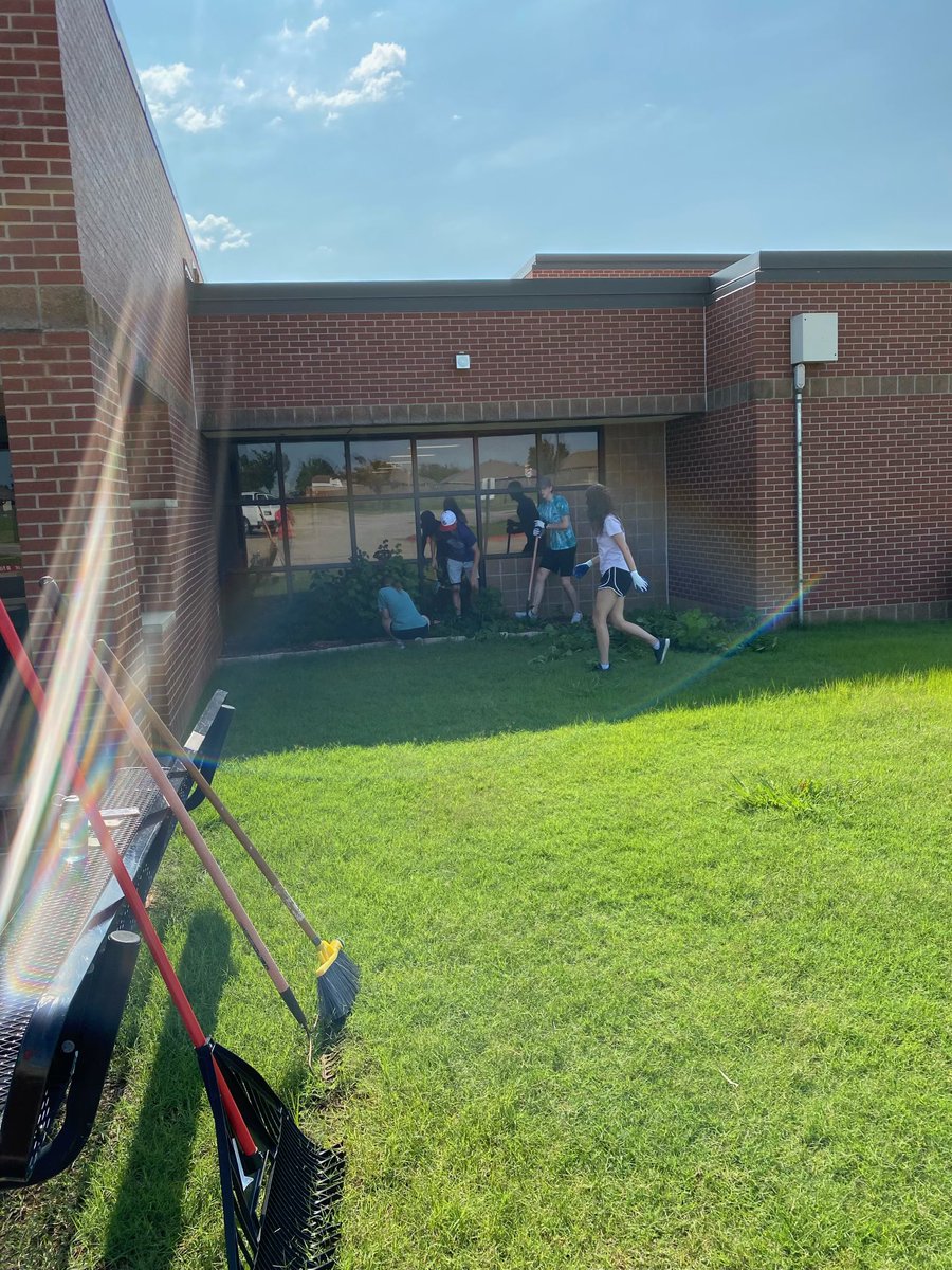 Many thanks to @ServeMoreOK for their phenomenal efforts to help our students, staff, and schools! They have volunteered at Winding Creek, Bryant, and Southgate and will help at Central and Houchin very soon. We are grateful for their service and heart! #mpspride