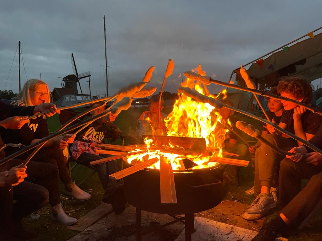 : De dag begon met een aantal potjes Munchkin (een van de favoriete spellen van de verkenners). Vlak nadat vikingleider Floki iedereen had ingemaakt, kwam het kader weer heelhuids terug na een barre tocht. Om dat te vieren gingen wij gezamenlijk lekker... tinyurl.com/yeomae8x