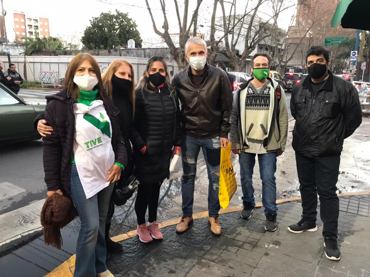 RicarTejerina's tweet photo. HOLA, CASEROS. Hoy recorrimos #CaserosCentro con un equipo territorial de @TIVEOK y @VecinalistasBA. Salimos desde el emblemático #RobleBar, visitamos domicilios y nos detuvimos a conversar en el espacio público. Estamos cerca. Cada vez más. #TresDeFebrero #TiempoDeEncuentro https://t.co/rwanMA6bx7