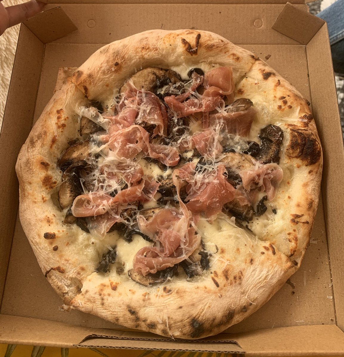 JenniiAmaya's tweet photo. Vayan mejor a la feria de usaquen, no pagan entrada y apoyan pequeños emprendimientos así cómo el mío 🙈 pueden almorzar con una de las mejores pizzas que he probado en mi vida y además hay jornada de adopción de gatos y perritos. https://t.co/97d8CBQgLn