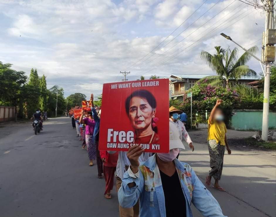 LeeDam_3's tweet photo. Morning protest against the Military Dictatorship in #Kale Tsp despite the virus spreading.
#MyanmarCovidSOS
#July16Coup
#WhatsHappeningInMyanmar https://t.co/VpqEAVA2vn