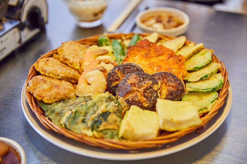 Haemul pajeon. капустный блин по корейски. корейские блинчики с зеленым луком. Haemul pajeon. корейские блинчики.