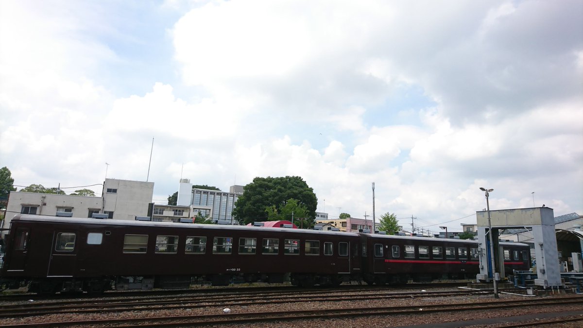 mokarailway1988's tweet photo. #SLもおか の運休中の間、真岡駅では客車の塗装作業が行われています🎨✍
3号車はまだ作業途中です。赤帯のない姿は新鮮ですね

ちなみに、今から27年前のSLもおか運行開始当初は赤帯ではなく白帯でした！
私は実はこの白帯のがなじみ深かったりします（笑

#真岡鐵道 https://t.co/8plyJODJ6U
