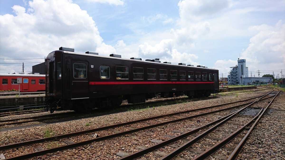 mokarailway1988's tweet photo. #SLもおか の運休中の間、真岡駅では客車の塗装作業が行われています🎨✍
3号車はまだ作業途中です。赤帯のない姿は新鮮ですね

ちなみに、今から27年前のSLもおか運行開始当初は赤帯ではなく白帯でした！
私は実はこの白帯のがなじみ深かったりします（笑

#真岡鐵道 https://t.co/8plyJODJ6U