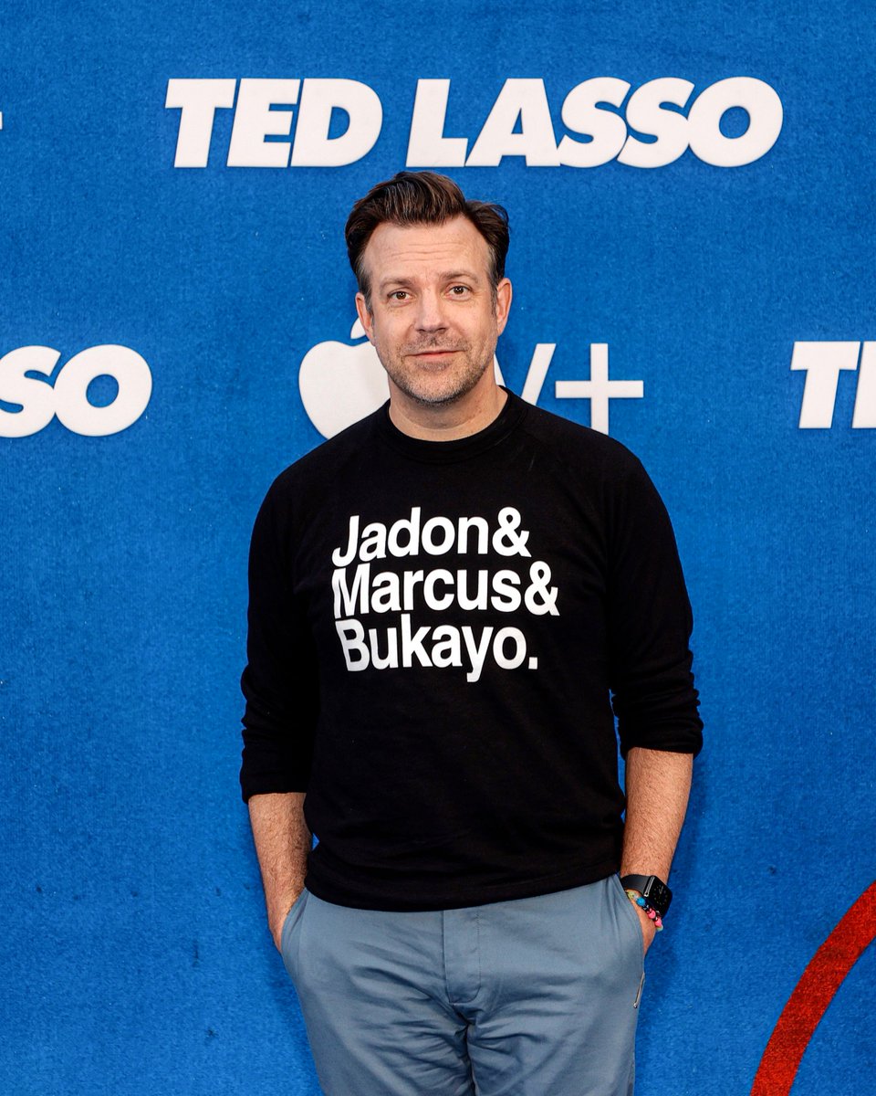 brfootball's tweet image. Jason Sudeikis showed up to the season two premier of Ted Lasso wearing a shirt in support of Marcus Rashford, Jadon Sancho and Bukayo Saka 🙏