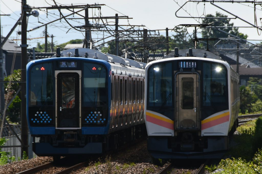 E131系500番台G-01編成とE129系の並び