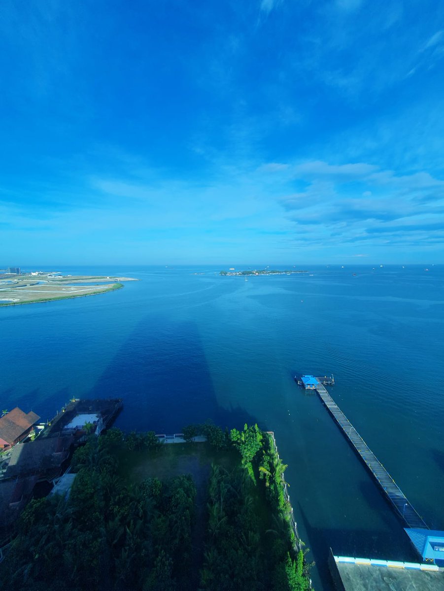 Butuh pantai tapi wedi berjemur, ndak gosong