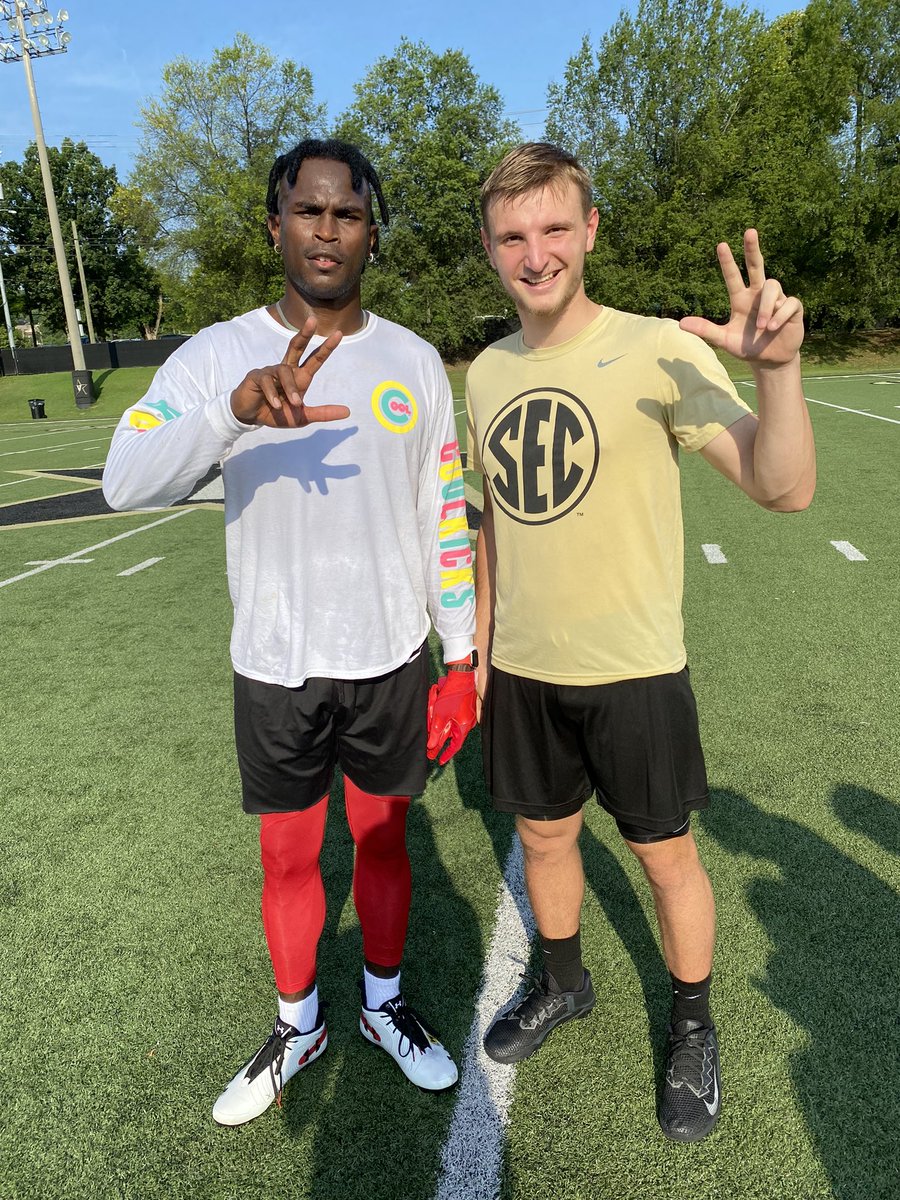 Just a typical day at practice! 😂 Here with Julio Jones NFL great!!!! ⚓️🔽 #Titans