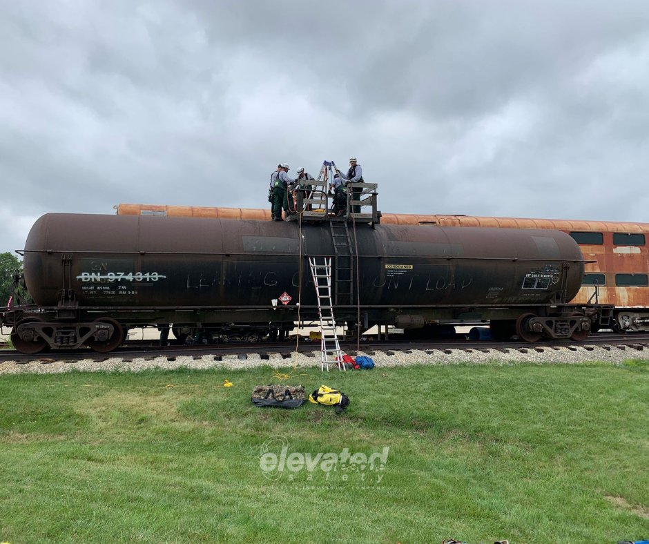 elevatedsafety's tweet photo. Elevated Safety instructors working with @MABASIllinois and Illinois Urban Search and Rescue Task Force 1 on annual confined space drills. #confinedspace #conspace #confinedspacetraining #confinedspacedrills #illinois #rescuetaskforce https://t.co/3KasgkZ4Si