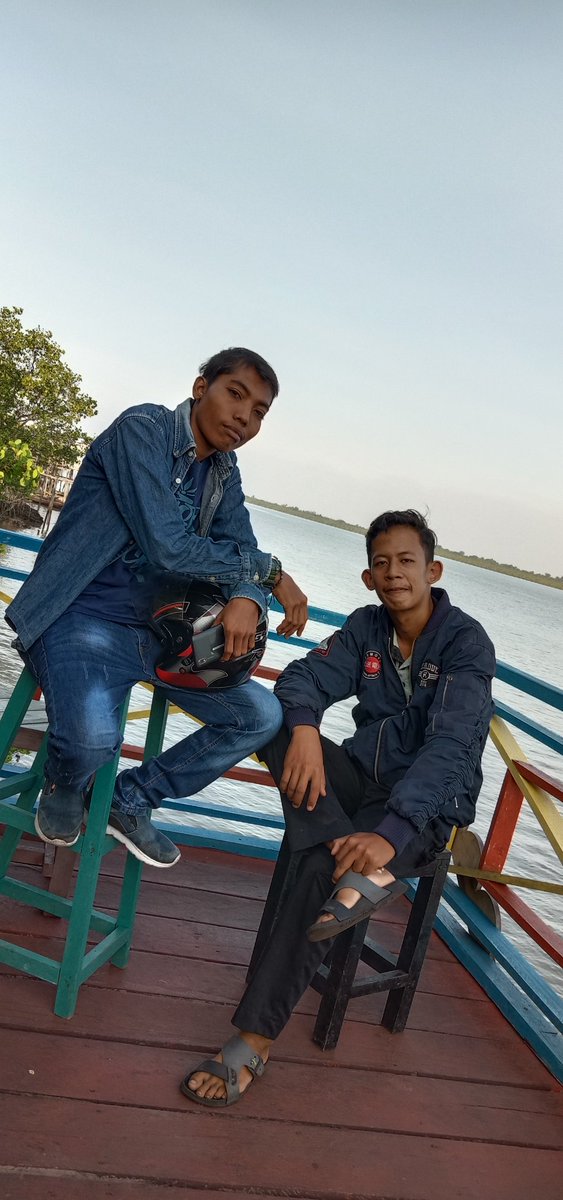 Duduk sama rendah, berdiri sama tinggi. Hormati yang tua sayangi yang muda.