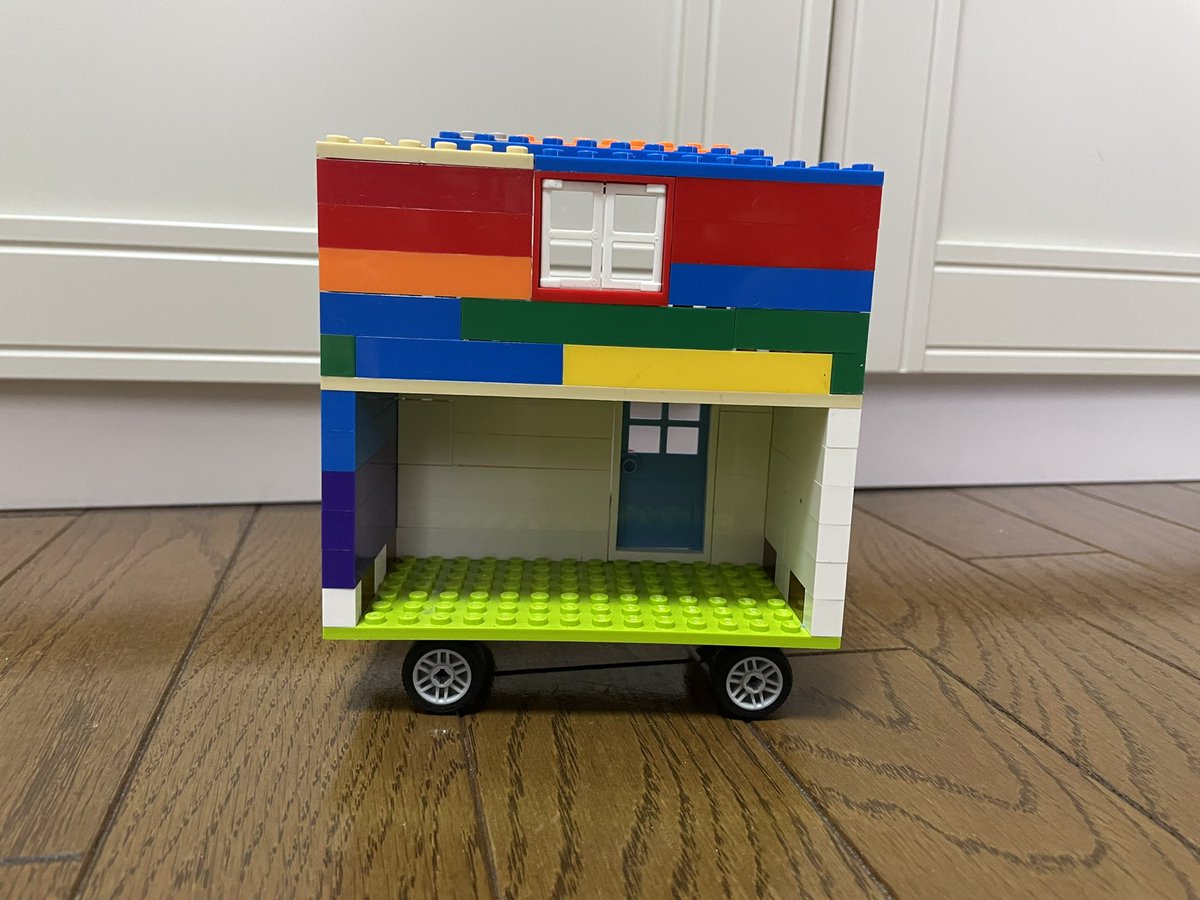 legobuilder_jr's tweet image. ベーシックなモジュラービルのはずなんだけど、カラフルなモジュール化されてないビルになっている気がする。
まぁ、パーツ足りないからね。(汗)
#LEGO #レゴ