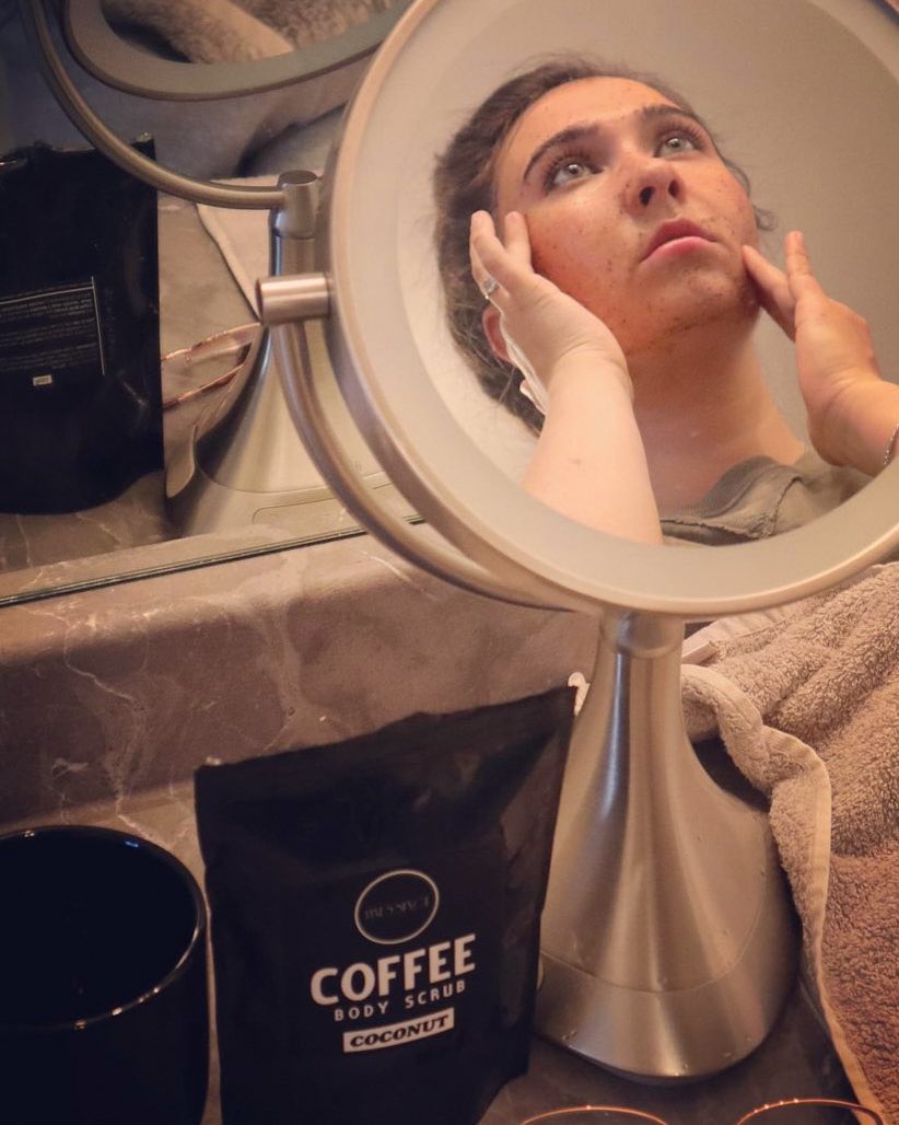 Janessence_'s tweet photo. Self-care with xoxmarjoriexox and our Coconut Coffee Body Scrub ☕️🥥🤍 Available at https://t.co/eQMKRaybgC | Free Shipping to Canada 🇨🇦⁣
⁣
#Janessence #JanessenceBabe #organic #natural #vegan #skincare https://t.co/008QaJ3NNv