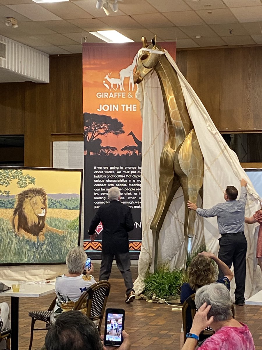 PSI_WU_TECH's tweet image. Tonight was the unveiling of the giraffe statue at Fairlawn Plaza that will be placed at the new exhibit at the zoo when it is completed!
