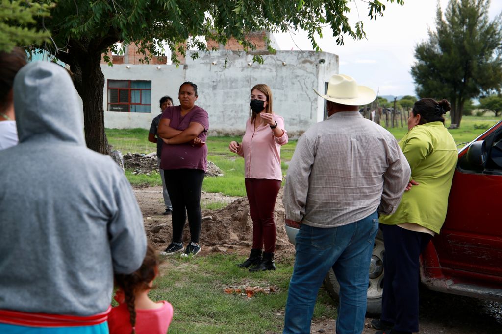 Gabyvazquezch's tweet photo. ➡️ Hoy terminamos nuestro jueves en #GiraRural atendiendo las peticiones de personas que se acercaron a nosotros para pedirnos la mano en esta temporada de lluvias.⛈️
#GenerandoVamos por nuestros duranguenses más vulnerables. 🙋♀️ https://t.co/SfjzalXoTy