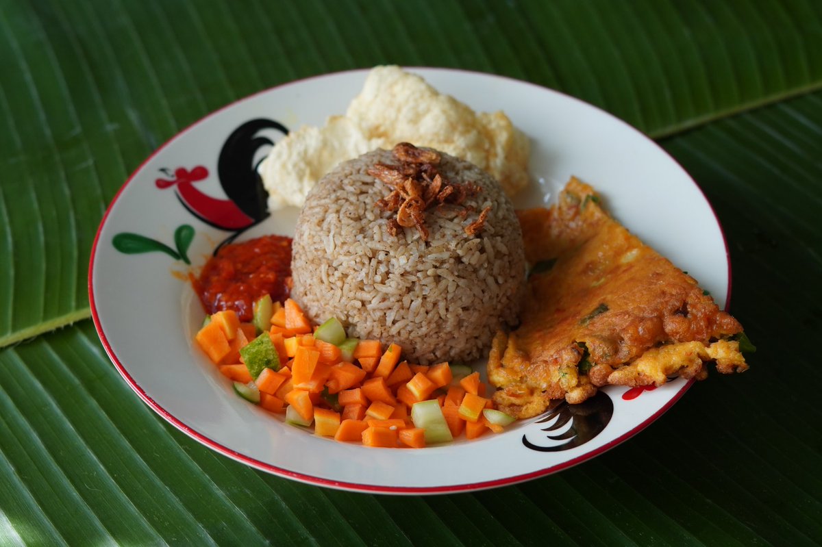 nanadosekitchen's tweet photo. MENU BARU: NASI KEBULI TELUR

Terinspirasi permintaan konsumen kami yang mau nasi kebuli tapi pakai telur dadar bukan kambing atau ayam. Maka jadilah Nasi Kebuli Telur.

Harganya lebih murah. Cuma Rp20.000 aja.

Mau? 

Call/WA: 085216354656

#nasikebuli #nasikebulitelur #kuliner https://t.co/hUrvtIp4tl