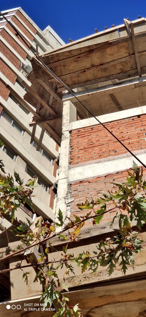 fernandocueto's tweet photo. @victorfyt @Kiwita Edificio en plena construcción. Estos arquitectos ni con palitos de helado pueden construir https://t.co/dQrWE58Koa