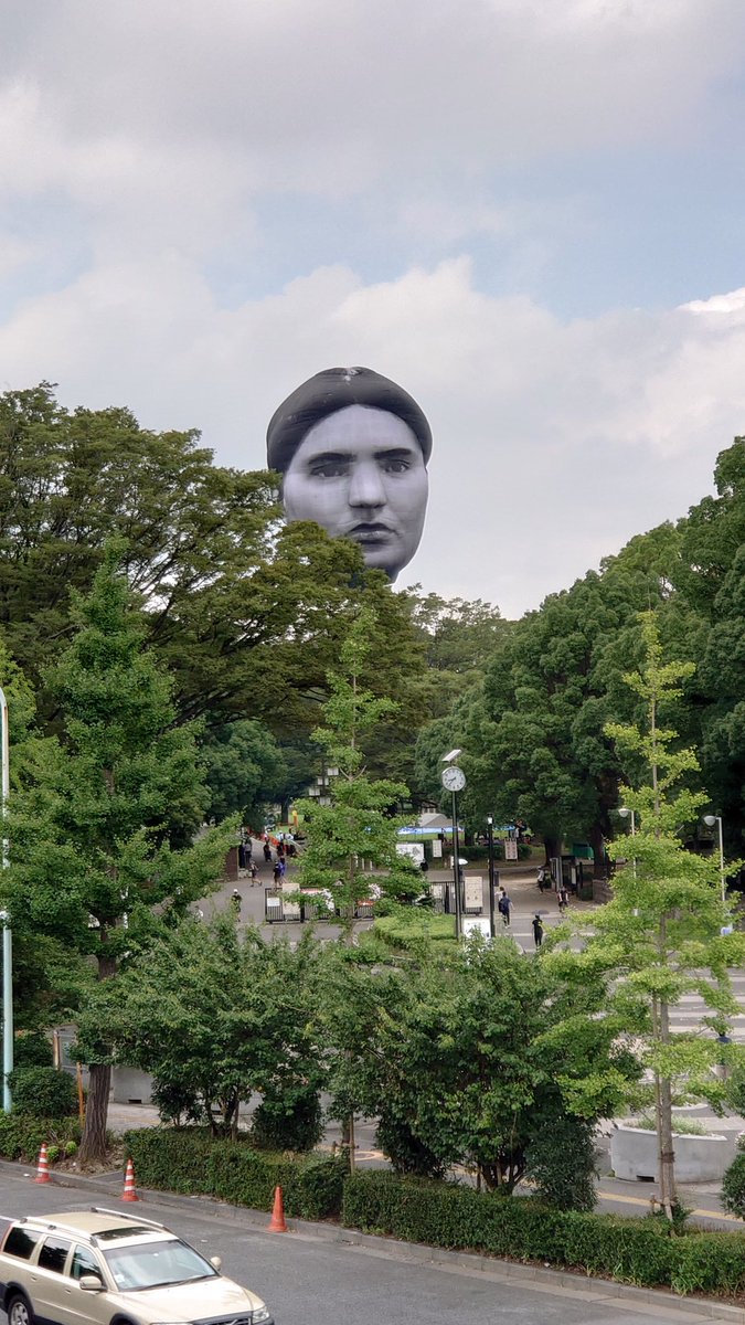 西川貴教アニキが 朝起きたら代々木公園に女型の巨人いるんですけど 怖い といって何事かと思ったら本当にでかい顔が浮かんでいた Togetter