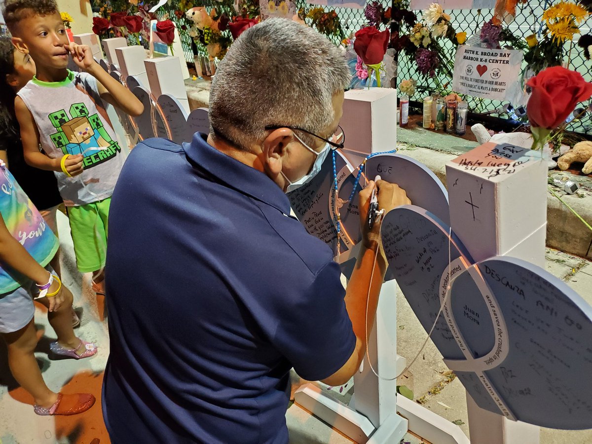 WendyRhodesFl's tweet photo. HAPPENING NOW: Paying respects at #Surfside Wall of Hope & Memorial. #SurfsideStrong #SurfsideBuildingCollapse #surfsidevictims #Surfsidemissing @pbpost https://t.co/NL313ndkLS