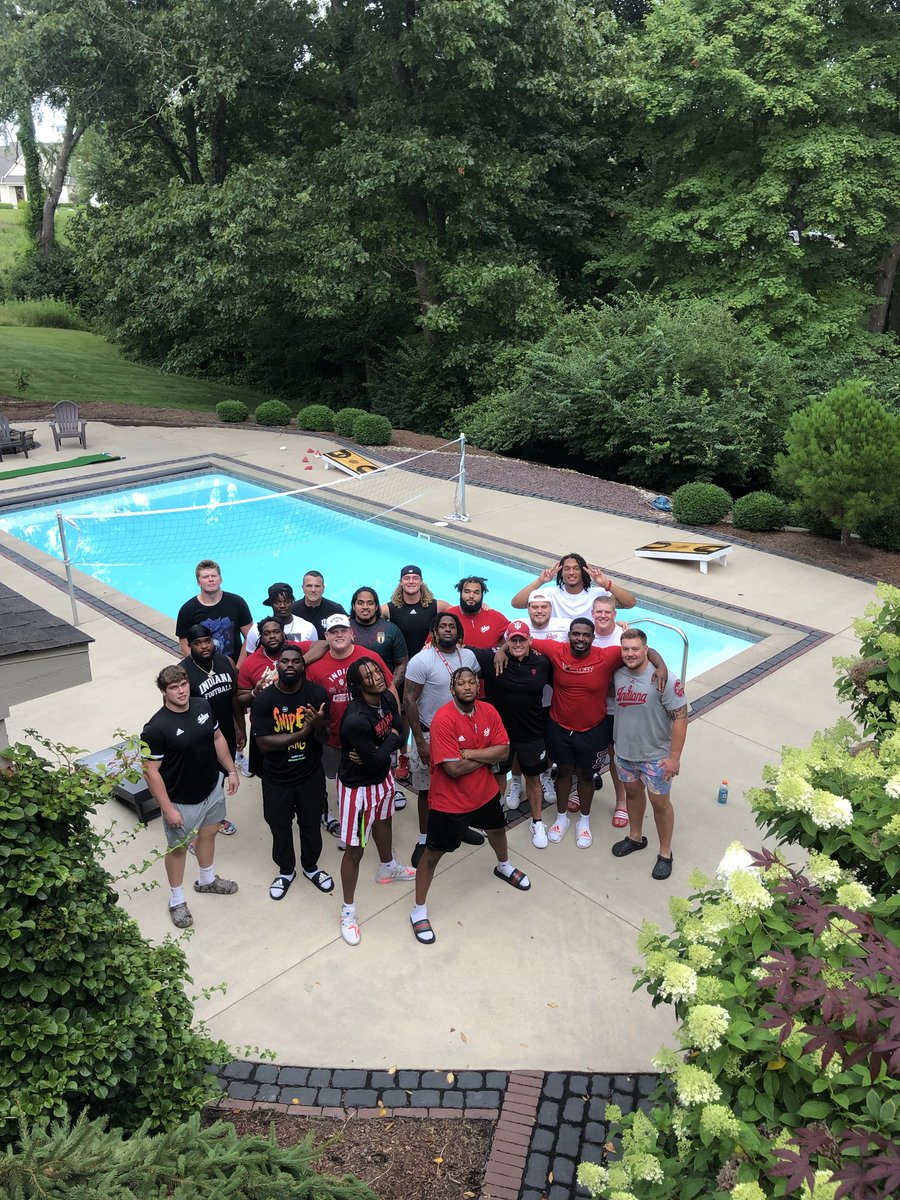 Coach_TomAllen's tweet photo. It was Awesome having the D-Line and Bulls in our home for some great food and great fellowship!!! #LEO #CHASE https://t.co/51nc6gf1Tf