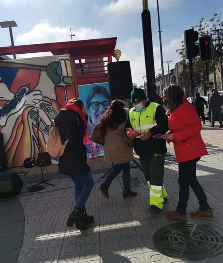 CamyAmaranta's tweet photo. Con tarde cultural junto a Evelyn Cornejo y otres aristas, caravana por los barrios y banderazo en la Plaza Víctor Jara culminan las actividades de cierre de campaña en Talca. ¡Se siente, se siente! ¡JADUE PRESIDENTE! #JaduePresidente #YoEstoyConJadue #CaravanaMundialXJadue https://t.co/SUDqd3ifnE