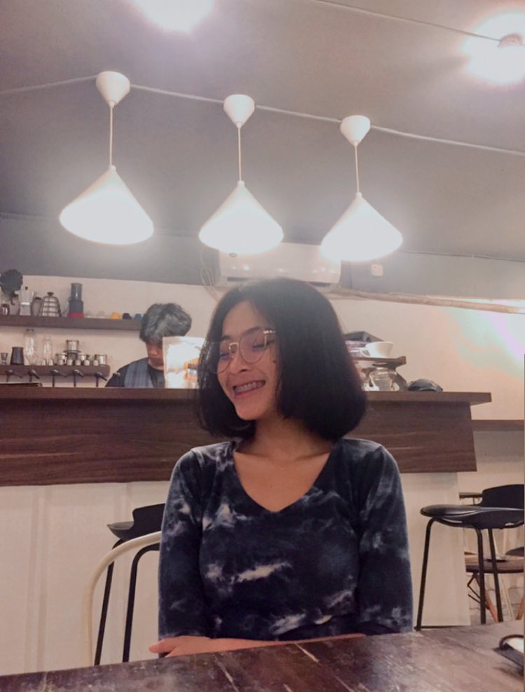 fannyrfzh's tweet photo. kali ini fotonya berdua sama mas dibelakang https://t.co/WGdW6rn0u0