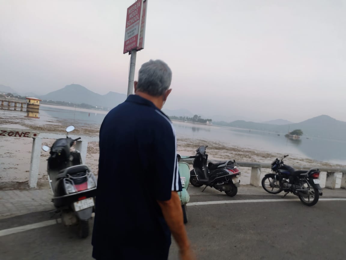 VikramKirodi's tweet photo. #GoodMorningUdaipur🌞
@DrKirodilalBJP 🐅
@GLMEENAPOLICE 👮
#JheeloKiNagari 🌻
#MorningWalkTime🚶 https://t.co/jndlfBrNrs