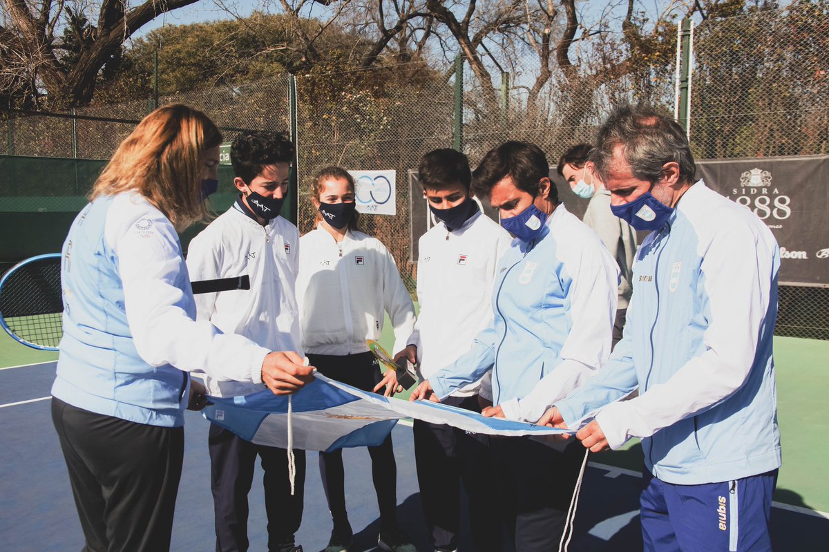🥰 Uno de los momentos más lindos que vivimos hoy fue la posta de la bandera: Candela Vázquez, Mateo Carballo y Romeo Arcuschin, quienes nos representaron en el último Sudamericano Sub 14, le entregaron a <a href="/dieschwartzman/">diego schwartzman</a> la 🇦🇷 que acompañará a la delegación en #Tokyo2020.
