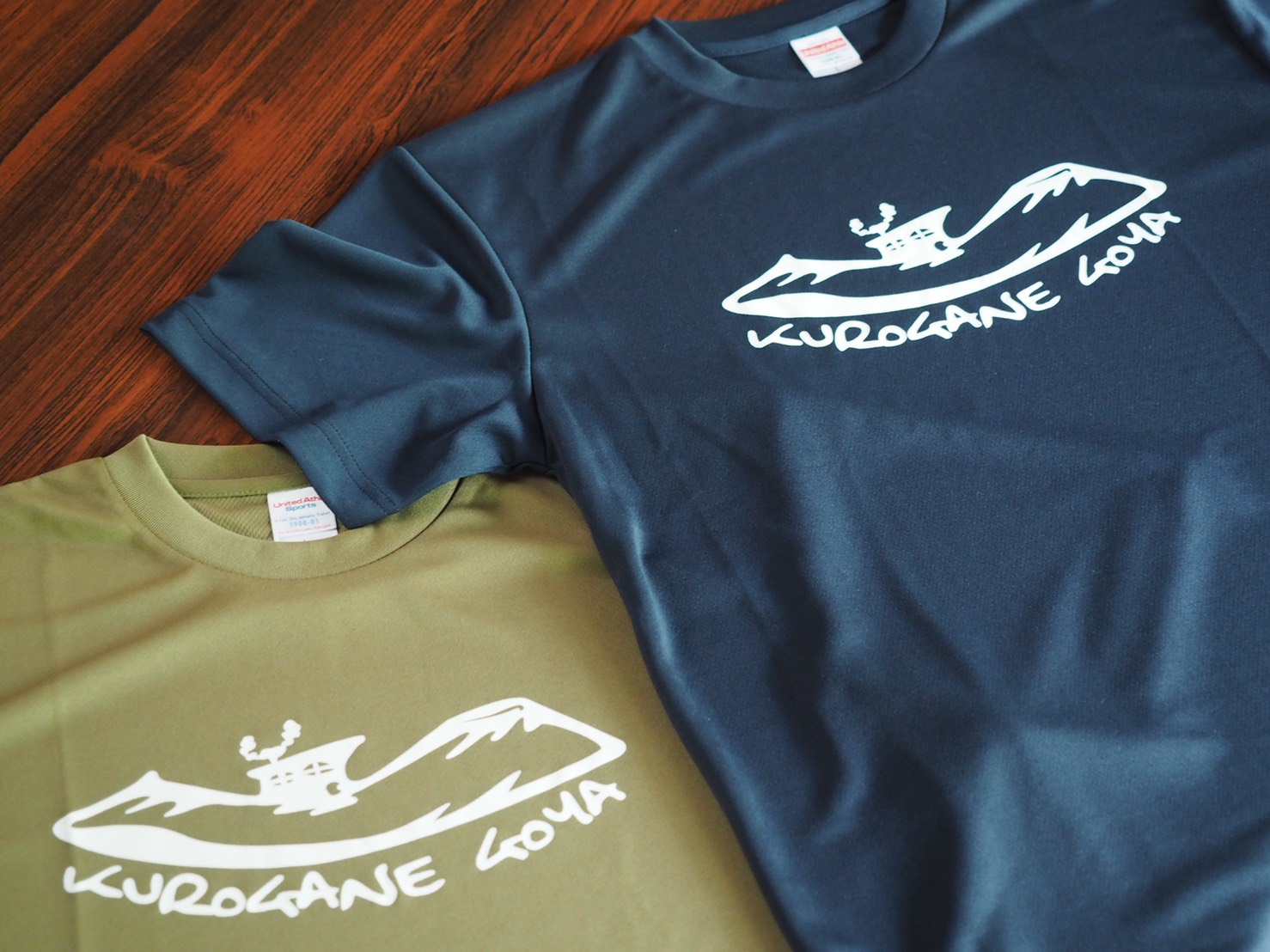 福島県観光物産交流協会 くろがね小屋通信 オリジナルtシャツ販売開始しました 背面には先日販売になったマグとおそろいのマークがあしらわれています くろがね小屋訪問記念にいかがでしょうか 色 ネイビー オリーブ サイズ ｓ ｍ ｌ 各2 000円